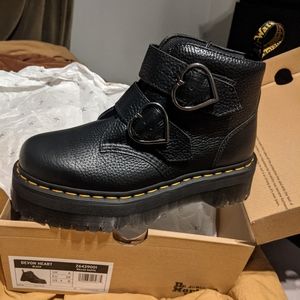 NEW Sold Out Dr Martens devon heart leather platform boots